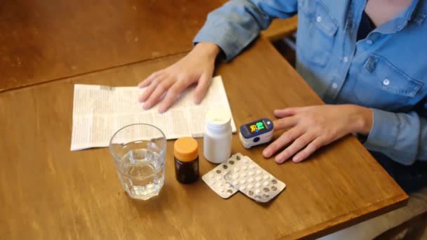 Mulher Doente Medindo Sua Pressão Mesa Com Pílulas Médicas Casa — Vídeo de Stock