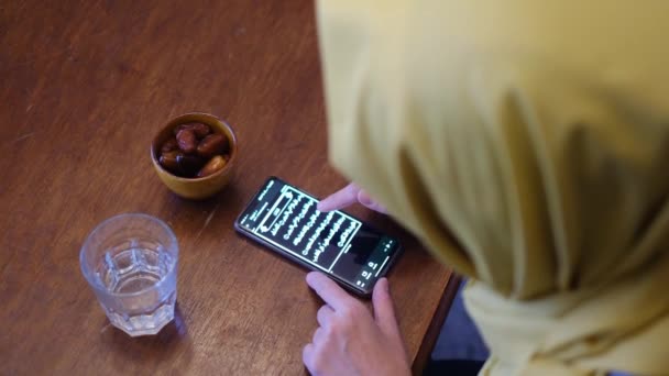 Καλλιεργημένη Γυναίκα Άραβας Που Χρησιμοποιεί Smartphone Της Στο Τραπέζι — Αρχείο Βίντεο