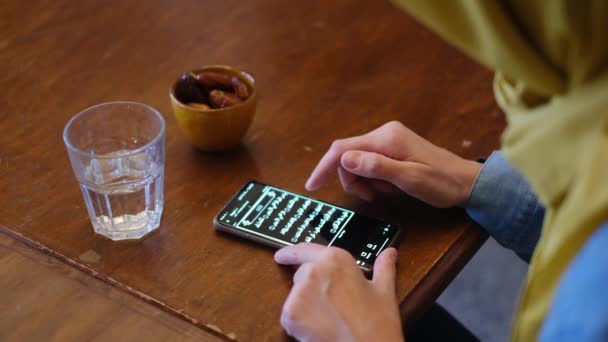 Beschnittene Araberin Benutzt Ihr Smartphone Tisch — Stockvideo