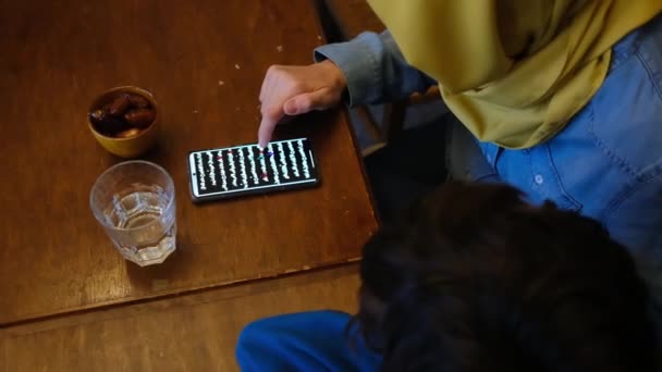 Καλλιεργημένη Γυναίκα Άραβας Χρησιμοποιώντας Smartphone Ενώ Κάθεται Γιο Της Στο — Αρχείο Βίντεο
