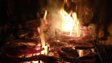 BBQ Ağı 'nda kızarmış et, yanan ateşte.