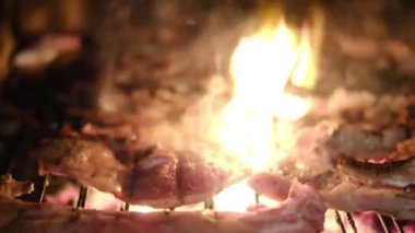 BBQ Ağı 'nda kızarmış et, yanan ateşte.