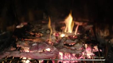 BBQ Ağı 'nda kızarmış et, yanan ateşte.