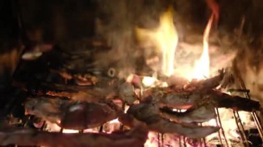 BBQ Ağı 'nda kızarmış et, yanan ateşte.
