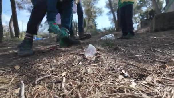 Anne Oğulları Güneşli Bahar Gününde Doğada Çöp Topluyorlar — Stok video