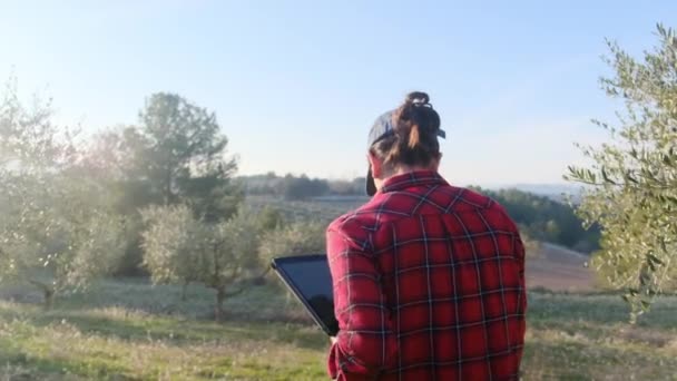 Moderne Vrouwelijke Boer Met Digitale Tablet Die Haar Fruittuin Controleert — Stockvideo