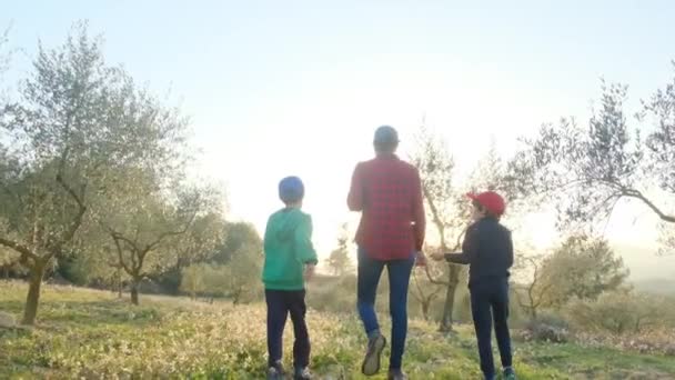 Mutter Und Söhne Prüfen Obstgarten Sonnigem Frühlingstag — Stockvideo