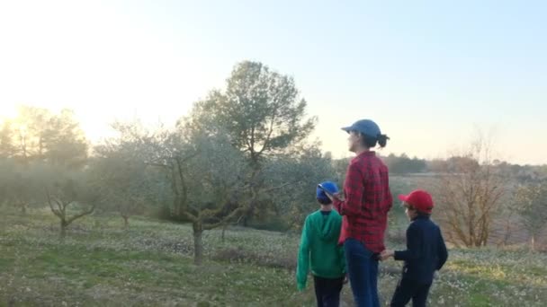 Madre Hijos Revisando Jardín Frutas Soleado Día Primavera — Vídeo de stock