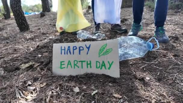 Mor Och Barn Samlar Skräp Solig Skog Happy Earth Day — Stockvideo