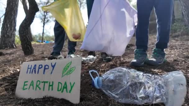 Madre Hijos Recogiendo Basura Bosque Soleado Durante Feliz Día Tierra — Vídeo de stock