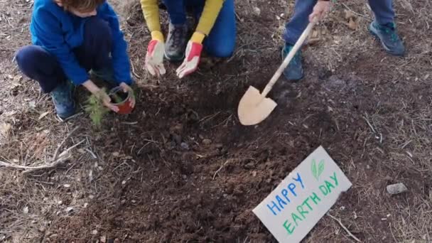 Matka Děti Vysázeli Novou Rostlinu Terénu Během Šťastného Dne Země — Stock video