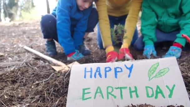 Mama Copiii Plantând Plante Noi Aer Liber Timpul Zilei Pământului — Videoclip de stoc