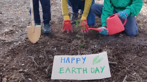 Anne Çocuklar Mutlu Toprak Günü Nde Açık Havada Yeni Bitkiler — Stok video