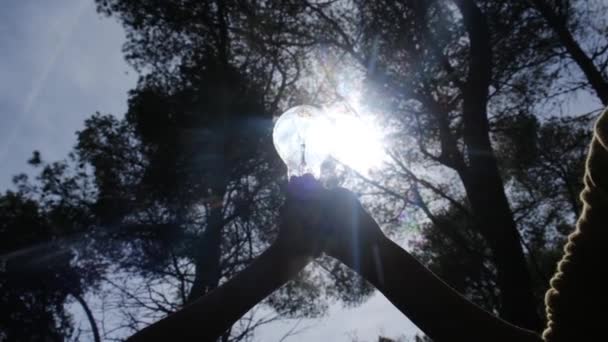 Částečné Ruce Matky Syna Držící Lampu Skrz Kterou Svítí Slunce — Stock video