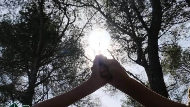 Parcial Madre Hijo Manos Sosteniendo Lámpara Través Cual Sol Brillante — Vídeos de Stock