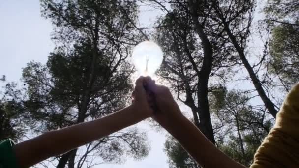 Teilweise Halten Mutter Und Sohn Lampen Händen Durch Die Wald — Stockvideo