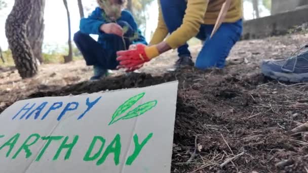 Matka Děti Vysázeli Novou Rostlinu Terénu Během Šťastného Dne Země — Stock video