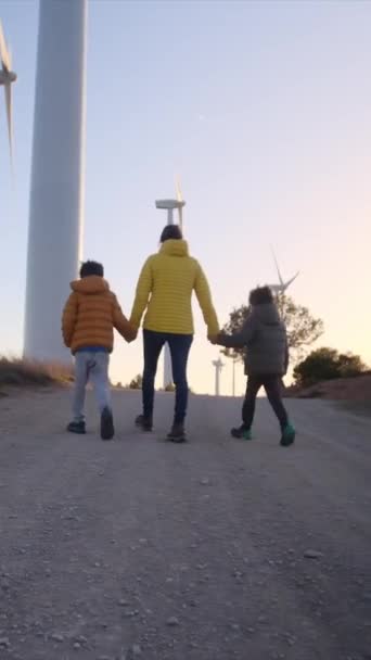 Madre Figli Che Camminano Vicino Alle Turbine Eoliche Insieme Nella — Video Stock