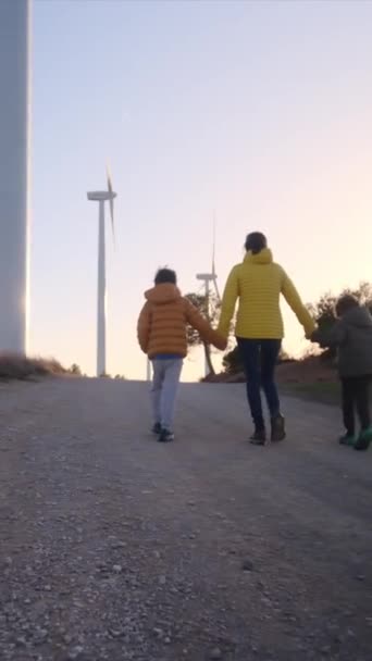 Мать Сыновья Идущие Рядом Ветряными Турбинами Вместе Солнечный День — стоковое видео