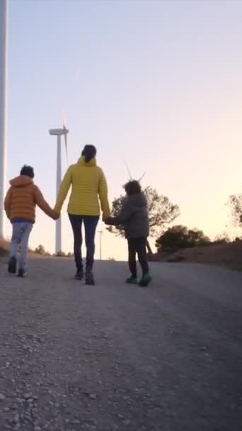 Ibu Dan Anak Anak Berjalan Dekat Turbin Angin Bersama Sama — Stok Video