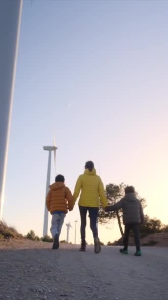Madre Hijos Caminando Juntos Cerca Turbinas Eólicas Día Soleado — Vídeos de Stock