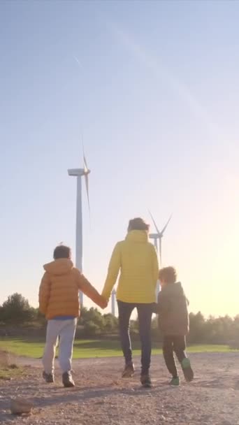 Moeder Zoons Wandelen Samen Buurt Van Windturbines Zonnige Dag — Stockvideo