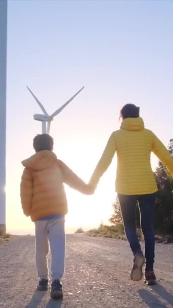 Matka Synowie Spacerujący Obok Turbin Wiatrowych Razem Słoneczny Dzień — Wideo stockowe