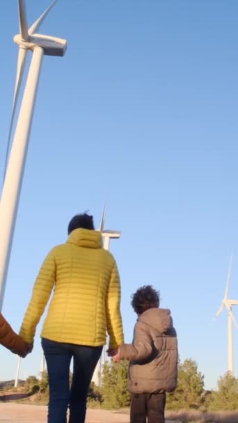 Madre Hijos Caminando Juntos Cerca Turbinas Eólicas Día Soleado — Vídeos de Stock