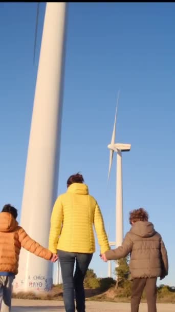 Mãe Filhos Caminhando Perto Turbinas Eólicas Juntos Dia Ensolarado — Vídeo de Stock