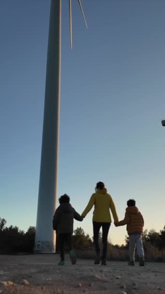 Mutter Und Söhne Spazieren Bei Sonnenuntergang Gemeinsam Der Nähe Eines — Stockvideo