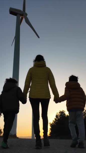 Mutter Und Söhne Spazieren Bei Sonnenuntergang Gemeinsam Der Nähe Von — Stockvideo