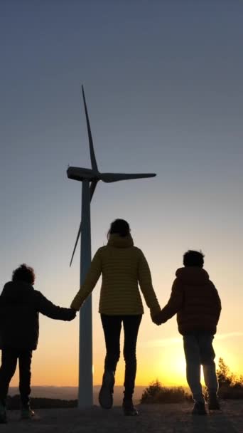 日落时分 母子俩在风力涡轮机旁散步 — 图库视频影像