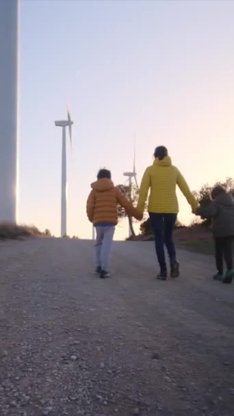Madre Figli Che Camminano Vicino Alle Turbine Eoliche Insieme Nella — Video Stock