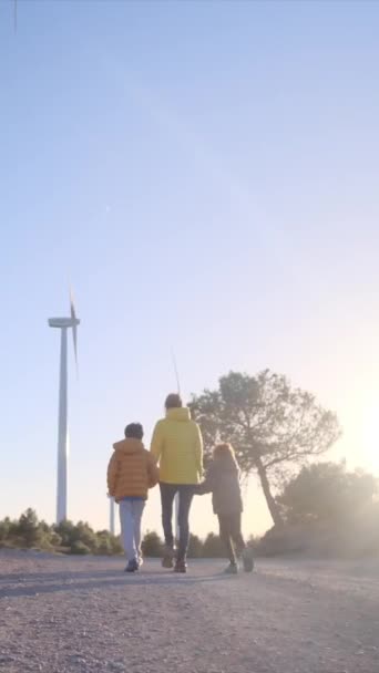 Äiti Pojat Kävelemässä Tuuliturbiinien Lähellä Aurinkoisena Päivänä — kuvapankkivideo