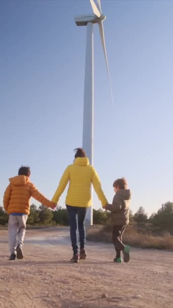 Мати Сини Ходять Поблизу Вітрогенератора Сонячний День — стокове відео