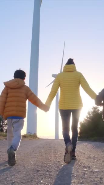 Мати Сини Ходять Поблизу Вітрових Турбін Сонячний День — стокове відео