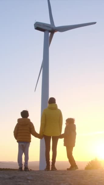 Moeder Zonen Bij Windturbine Samen Bij Zonsondergang — Stockvideo