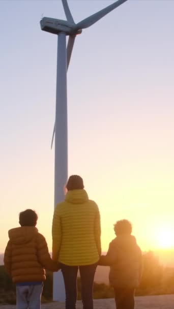 Mãe Filhos Perto Turbina Eólica Juntos Pôr Sol — Vídeo de Stock