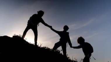 Güneşli bir günde anne ve oğulların silueti birlikte dışarıda vakit geçiriyorlar.