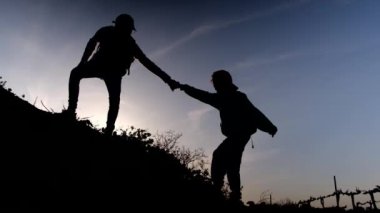 Güneşli bir günde anne ve oğlunun birlikte dışarıda vakit geçirmesi silueti.