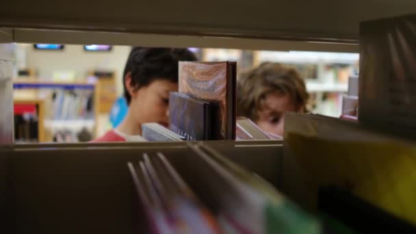 Bambini Che Scelgono Libri Biblioteca — Video Stock