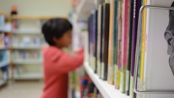 Mały Chłopiec Wybierający Książki Bibliotece — Wideo stockowe