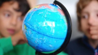 Bulanık küçük çocuklar Dünya gezegenini araştırıyor.