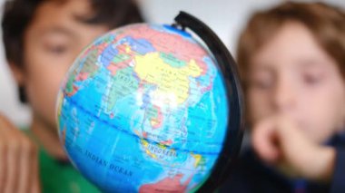 Bulanık küçük çocuklar Dünya gezegenini araştırıyor.