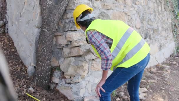 Ouvrière Portant Uniforme Casque Réparation Bâtiment Brique Avec Ciment Journée — Video