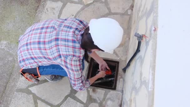 Female Plumber Wearing Helmet Repairing Measuring Pipe House Split Key — Stock Video