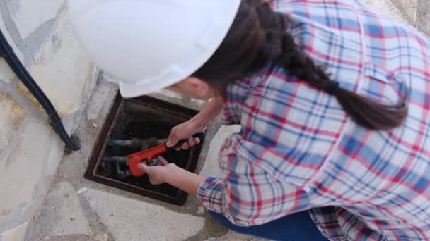Vrouwelijke Loodgieter Draagt Helm Repareren Meten Van Een Pijp Van — Stockvideo
