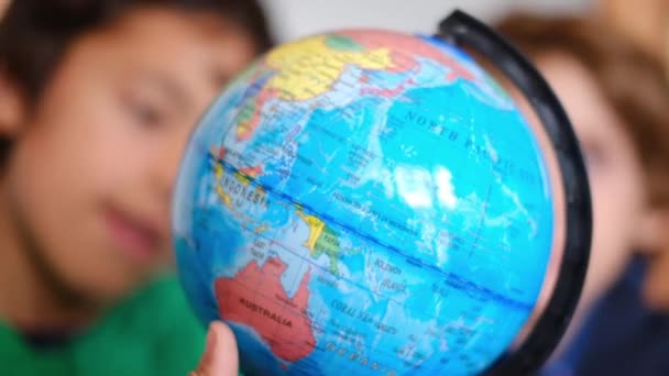 Розмиті Маленькі Хлопчики Вивчають Планету Земля Світі — стокове відео