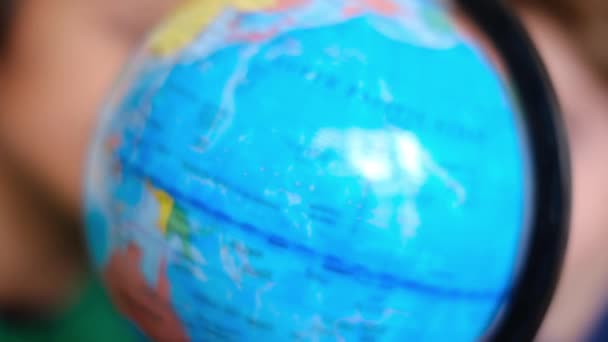 Маленькие Размытые Мальчики Изучают Планету Земля Земном Шаре — стоковое видео