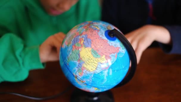 Små Drenge Studerer Jorden Planet Kloden Ved Bordet – Stock-video
